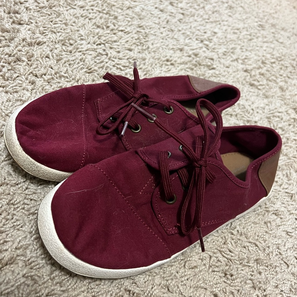 Maroon toms